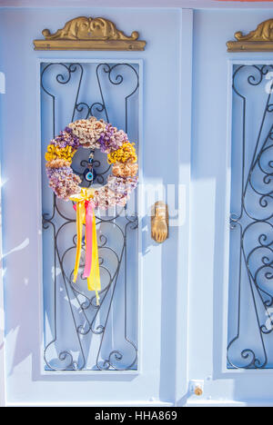 Wreatfh sulla porta di una casa sull'isola di symi grecia Foto Stock