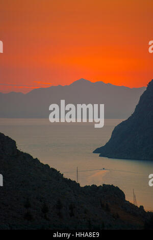 Alba sulla costa turca guardando giù dal Horio verso pazienti pediatrici, su Symi Grecia. Foto Stock