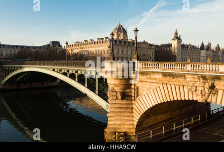 Il Pont Notre-dame è un ponte che attraversa la Senna a Parigi, Francia collegando il Quai de Gesvres sulla Rive Droite con il Quai de la Corse Foto Stock