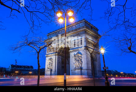 L'Arco Trionfale è uno dei monumenti più visitati di Parigi.it onori coloro che morirono e combattuto per la Francia. Foto Stock