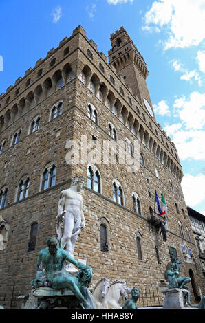 Bianco grande statua del Nettuno nella antica fontana a Firenze Italia Foto Stock