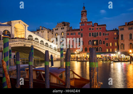 Twilight oltre il ponte Realto e il Grand Canal, Venezia, Veneto, Italia Foto Stock