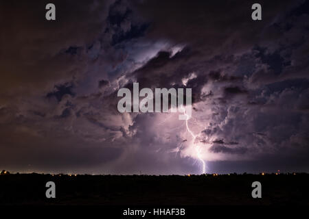 Temporale. Fulmine da una nuvola di tempeste vicino a Midland, Texas Foto Stock