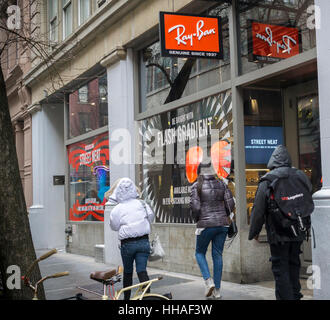 Luxottica's Ray-Ban flagship store nel quartiere di Soho a New York martedì, 17 gennaio 2017. Essilor International SA. un francese lensmaker, acquista l'Italiano Luxottica Group SpA in un affare del valore di 24 miliardi di dollari. (© Richard B. Levine) Foto Stock
