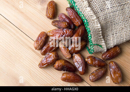 Mazzetto di essiccato data frutti sul tavolo di legno Foto Stock