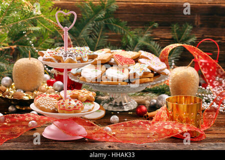 Natale in casa gingerbread cookies nella decorazione di Natale Foto Stock