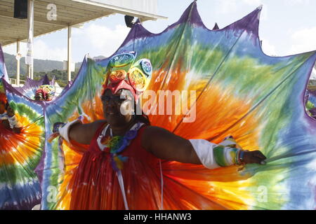 Donna che gioca Mas al Queen Park Savannah a Trinidad. Foto Stock