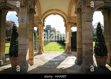 All'aperto presso il castello di Hever, Anne Boleyn la casa dell'infanzia, nel Kent, England, Regno Unito Foto Stock