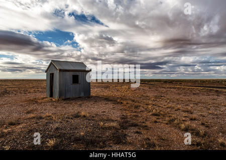 Un solitario cottage sul bordo della Simpson Foto Stock