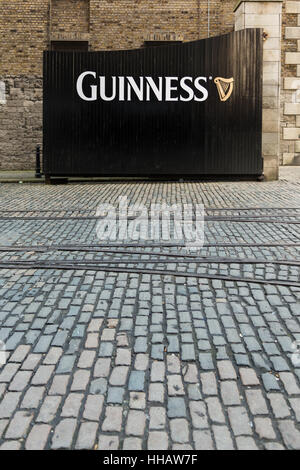 Segno di Guinness sulla porta al di fuori di Guinness Storehouse, St James Gate, Dublin Foto Stock