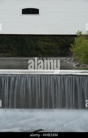 Vista artistica del Elizabethton ponte coperto che mostra la setosa acque calme e gli abstract forme prima del sorgere del sole Foto Stock