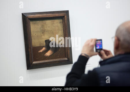 Visitatore usa il suo smartphone di fotografare il dipinto Le Modele Rouge (il modello rosso, 1935) dal belga artista surrealista René Magritte visualizzato nella sua mostra antologica al Centro Pompidou di Parigi, Francia. La mostra intitolata "René Magritte. Il tradimento di immagini' scorre fino al 23 gennaio 2017. Dopo che la versione riformulata della mostra saranno presentati presso la Schirn Kunsthalle in Frankfurt am Main, Germania, dal 10 febbraio al 5 giugno 2017. Foto Stock