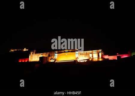 Forte Amber di notte. Lago Maota. Jaipur, Rajasthan, India, Asia Foto Stock