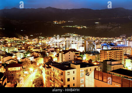 Città di Budva di notte, Montenegro, l'Europa. Street e la luce della luna Foto Stock