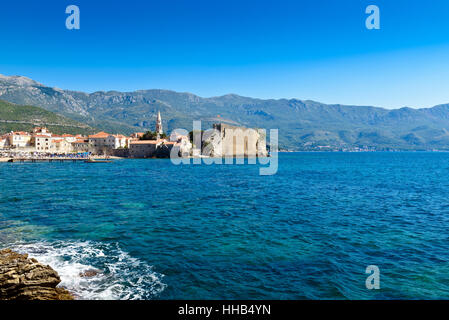Vista della Riviera di Budva e la città vecchia. Montenegro Europa Foto Stock