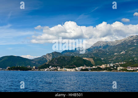 Vista della Riviera di Budva dal lato mare. Montenegro Europa Foto Stock