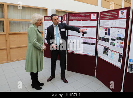 La duchessa di Cornovaglia, noto come la duchessa di Rothesay mentre in Scozia, parlando con il Professor Cosimo de Bari durante la sua visita all'Università di Aberdeen dove ha aperto un laboratorio presso il suo campus Foresterhill. Foto Stock