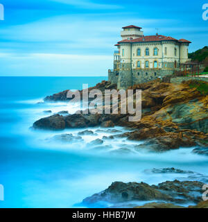 Boccale castello landmark sulla scogliera di roccia e mare d'inverno. Toscana, Italia, Europa Foto Stock