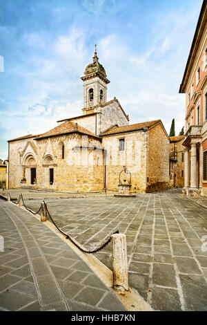 Sant Quirico Orcia chiesa collegiata, piazza medievale e ben. Val d Orcia, Toscana, Italia, Europa Foto Stock