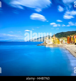 Camogli vecchia chiesa sulla vista mare e spiaggia. Liguria, Italia. Lunga esposizione. Foto Stock