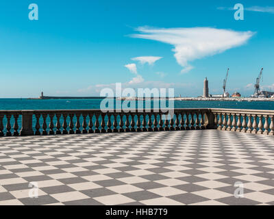 Livorno' s Mascagni terrazza, Faro e gru in background, Toscana - Italia Foto Stock