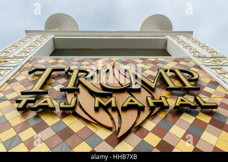 Il segno del chiusi fuori Trump Taj Mahal Resort and Casino, vista dal lungomare. Foto Stock