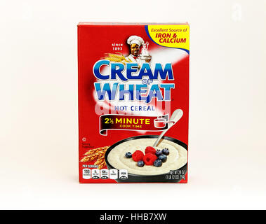 Una confezione di crema di frumento cereali caldi è visto contro uno sfondo bianco. Foto Stock