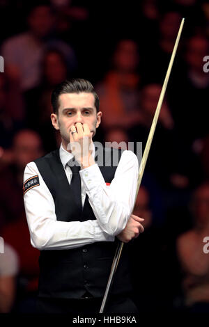 Mark Selby si affaccia su durante la sua partita contro Mark Williams durante il giorno quattro del Dafabet Masters a Alexandra Palace di Londra. Stampa foto di associazione. Picture Data: mercoledì 18 gennaio, 2017. Vedere PA storia SNOOKER Masters. Foto di credito dovrebbe leggere: John Walton/PA FILO Foto Stock