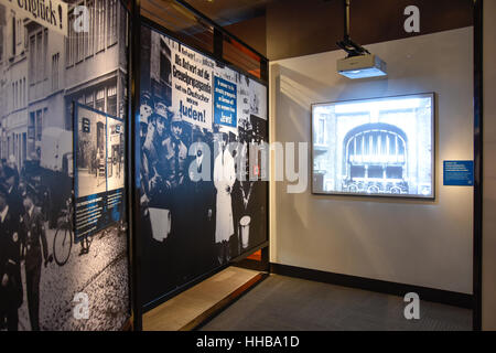 Washington DC, Stati Uniti d'America - Vista interna del museo commemorativo di Holocaust. Le immagini reali dei deportati, propaganda nazista, oggetti crematorio. Foto Stock