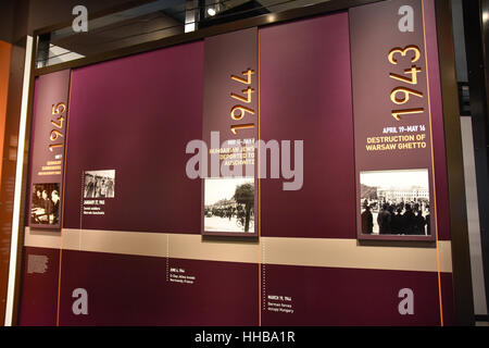 Washington DC, Stati Uniti d'America - Vista interna del museo commemorativo di Holocaust. Le immagini reali dei deportati, propaganda nazista, oggetti crematorio. Foto Stock