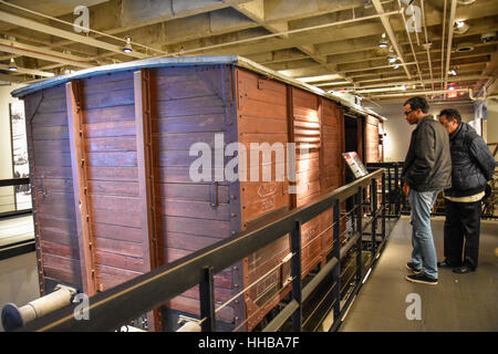 Washington DC - Vista interna del museo commemorativo di Holocaust. Le immagini reali dei deportati, propaganda nazista, crematorio. Foto Stock