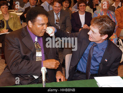 Muhammad Ali e Michael J. Fox clown per le telecamere prima della loro testimonianza davanti al Senato degli Stati Uniti di stanziamenti sottocommissione per la manodopera e HHS sul morbo di Parkinson al Campidoglio di Washington il 22 maggio 2002. Sia il sig. Fox e T Foto Stock