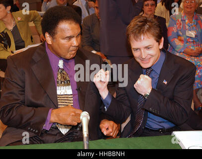 Muhammad Ali e Michael J. Fox clown per le telecamere prima della loro testimonianza davanti al Senato degli Stati Uniti di stanziamenti sottocommissione per la manodopera e HHS sul morbo di Parkinson al Campidoglio di Washington il 22 maggio 2002. Sia il sig. Fox e T Foto Stock