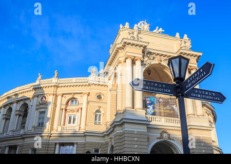 Opera house con lanzheronivska e strade rishelievska intersezione a Odessa, Ucraina. Foto Stock