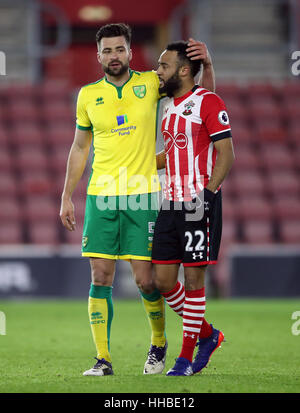 Norwich City's russell Martin (sinistra) e Southampton Nathan Redmond abbracciare dopo la Emirates FA Cup, terzo round replay corrispondono a St Mary's, Southampton. Foto Stock