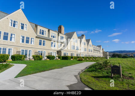 Resort e golf putting green sulle scogliere dall'oceano pacifico, Half Moon Bay, California Foto Stock