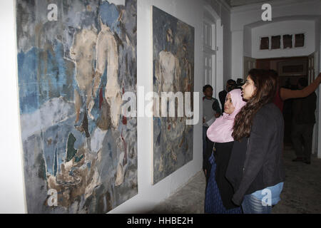 Lahore, Pakistan. 18 gennaio, 2017. Gli studenti pakistani tenendo vivo interesse in grado Show 2017 al Collegio Nazionale delle Belle Arti Credito: Rana Sajid Hussain/Pacific Press/Alamy Live News Foto Stock