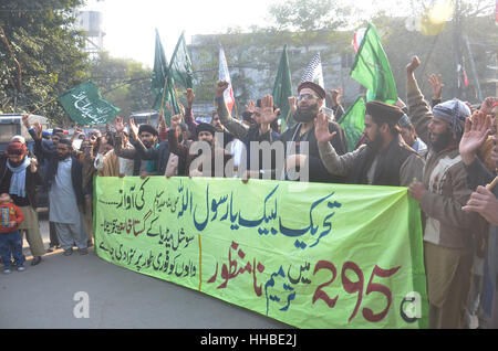 Lahore, Pakistan. 18 gennaio, 2017. Gli attivisti pakistani del gruppo islamico Tehreek Labbaik Yarasool Allah(TLYRA) tenere cartelli e gridare slogan per protestare contro la legge modificata 295/C. Credito: Rana Sajid Hussain/Pacific Press/Alamy Live News Foto Stock