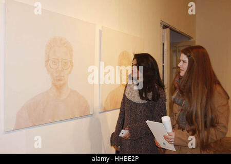 Lahore, Pakistan. 18 gennaio, 2017. Gli studenti pakistani tenendo vivo interesse in grado Show 2017 al Collegio Nazionale delle Belle Arti Credito: Rana Sajid Hussain/Pacific Press/Alamy Live News Foto Stock