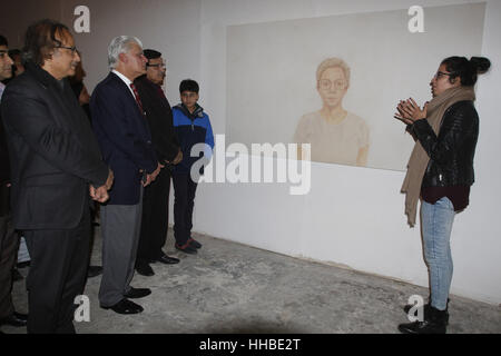 Lahore, Pakistan. 18 gennaio, 2017. Gli studenti pakistani tenendo vivo interesse in grado Show 2017 al Collegio Nazionale delle Belle Arti Credito: Rana Sajid Hussain/Pacific Press/Alamy Live News Foto Stock