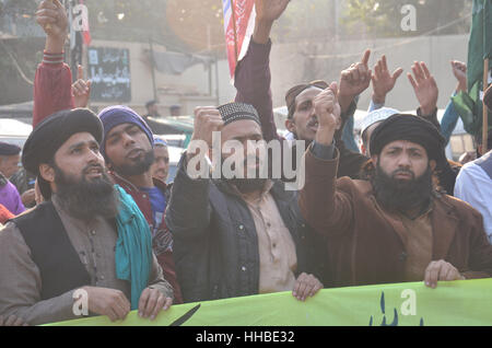 Lahore, Pakistan. 18 gennaio, 2017. Gli attivisti pakistani del gruppo islamico Tehreek Labbaik Yarasool Allah(TLYRA) tenere cartelli e gridare slogan per protestare contro la legge modificata 295/C. Credito: Rana Sajid Hussain/Pacific Press/Alamy Live News Foto Stock