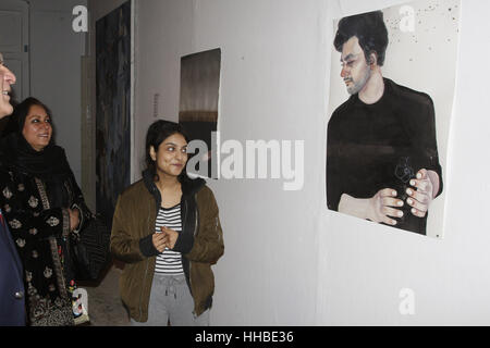 Lahore, Pakistan. 18 gennaio, 2017. Gli studenti pakistani tenendo vivo interesse in grado Show 2017 al Collegio Nazionale delle Belle Arti Credito: Rana Sajid Hussain/Pacific Press/Alamy Live News Foto Stock