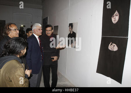 Lahore, Pakistan. 18 gennaio, 2017. Gli studenti pakistani tenendo vivo interesse in grado Show 2017 al Collegio Nazionale delle Belle Arti Credito: Rana Sajid Hussain/Pacific Press/Alamy Live News Foto Stock