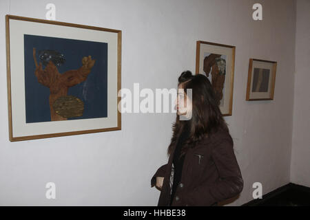 Lahore, Pakistan. 18 gennaio, 2017. Gli studenti pakistani tenendo vivo interesse in grado Show 2017 al Collegio Nazionale delle Belle Arti Credito: Rana Sajid Hussain/Pacific Press/Alamy Live News Foto Stock