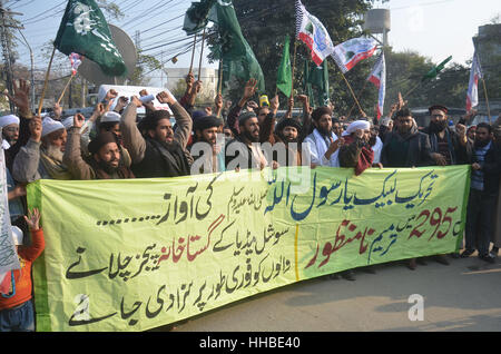 Lahore, Pakistan. 18 gennaio, 2017. Gli attivisti pakistani del gruppo islamico Tehreek Labbaik Yarasool Allah(TLYRA) tenere cartelli e gridare slogan per protestare contro la legge modificata 295/C. Credito: Rana Sajid Hussain/Pacific Press/Alamy Live News Foto Stock