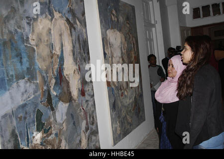 Lahore, Pakistan. 18 gennaio, 2017. Gli studenti pakistani tenendo vivo interesse in grado Show 2017 al Collegio Nazionale delle Belle Arti Credito: Rana Sajid Hussain/Pacific Press/Alamy Live News Foto Stock