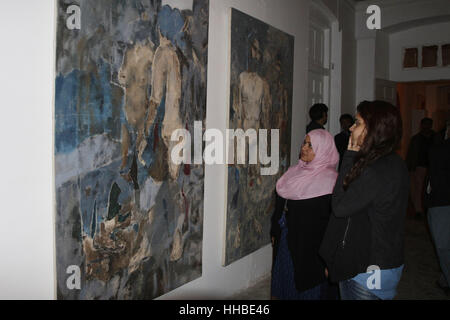 Lahore, Pakistan. 18 gennaio, 2017. Gli studenti pakistani tenendo vivo interesse in grado Show 2017 al Collegio Nazionale delle Belle Arti Credito: Rana Sajid Hussain/Pacific Press/Alamy Live News Foto Stock