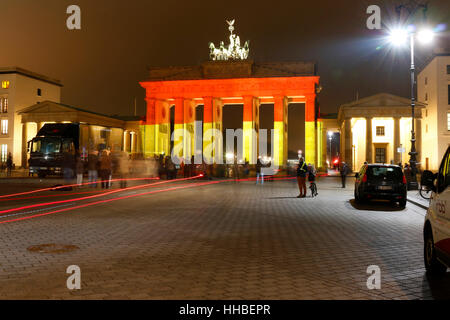 Impressionen: das Brandenburger Tor wird dieses mal in den deutschen Nationalfarben beleuchtet: Illuminierung des Berliner Wahrzeichens nach dem islam Foto Stock