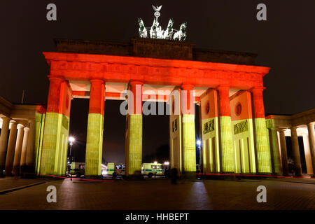 Impressionen: das Brandenburger Tor wird dieses mal in den deutschen Nationalfarben beleuchtet: Illuminierung des Berliner Wahrzeichens nach dem islam Foto Stock