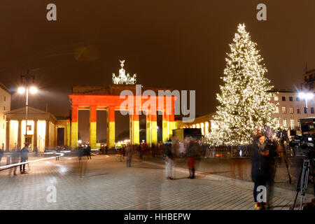 Impressionen: das Brandenburger Tor wird dieses mal in den deutschen Nationalfarben beleuchtet: Illuminierung des Berliner Wahrzeichens nach dem islam Foto Stock